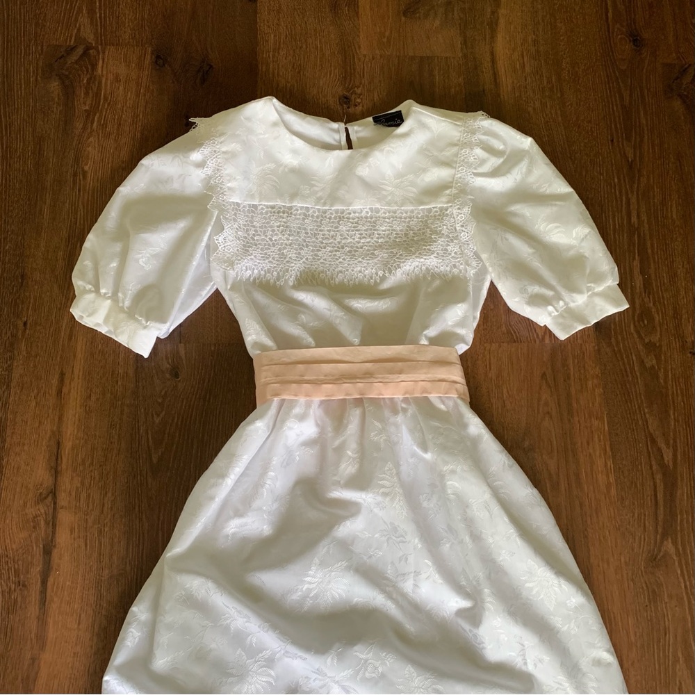 Vintage 70s pearly white floral textured cottage prairie dress with pink belt